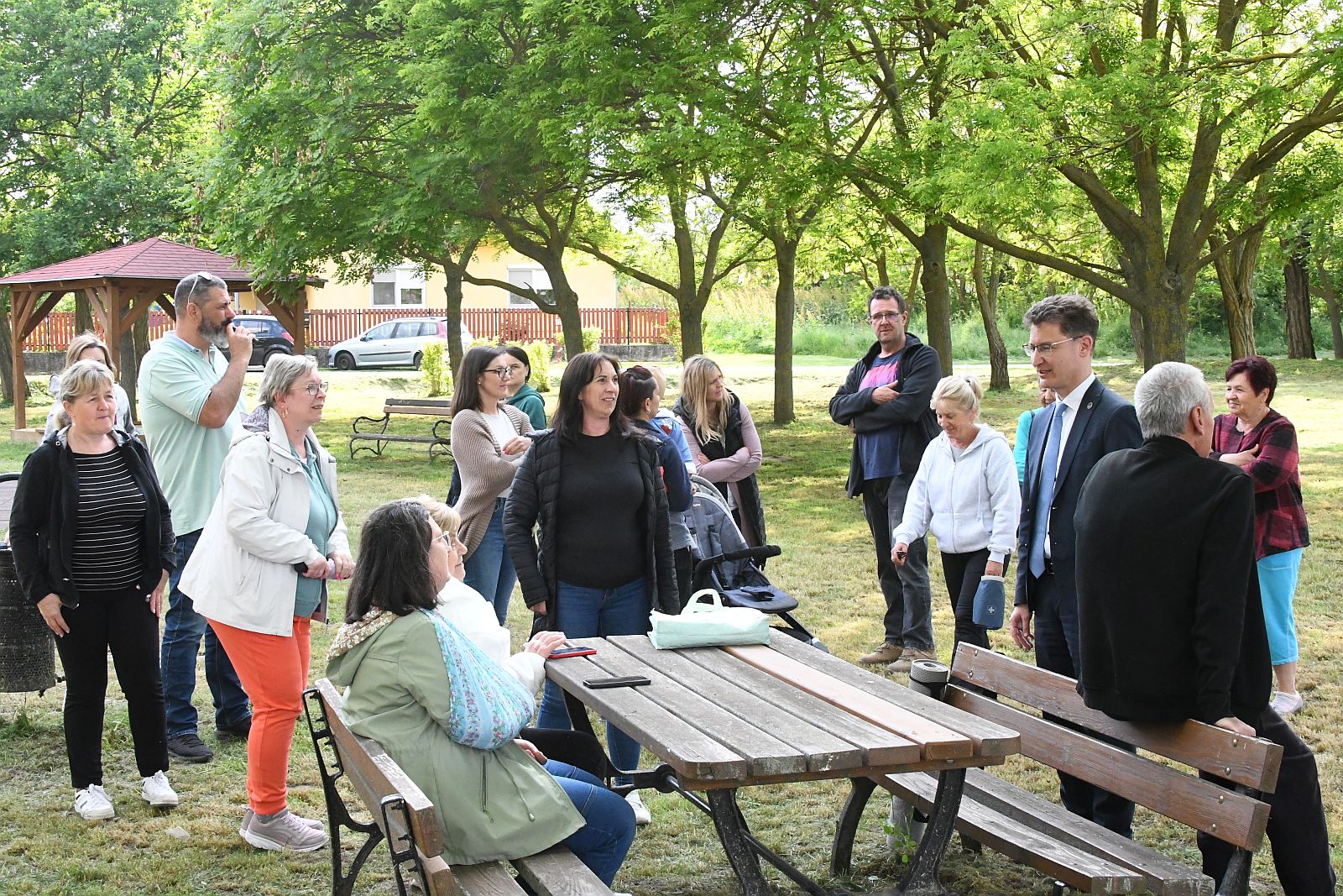 Képeken a börgöndi utcafórum